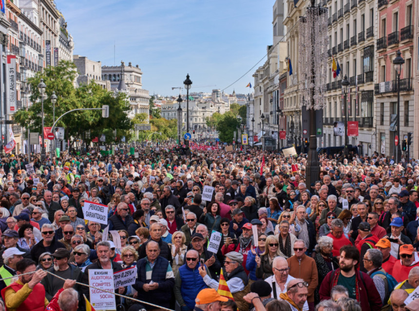 Hiljade ljudi protestuju u Turskoj zbog novinara i medija