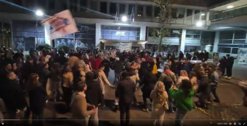 Grupa građana ispred RTS-a, okupljanje za sada mirno (VIDEO)
