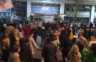 Grupa građana ispred RTS-a, okupljanje za sada mirno (VIDEO)