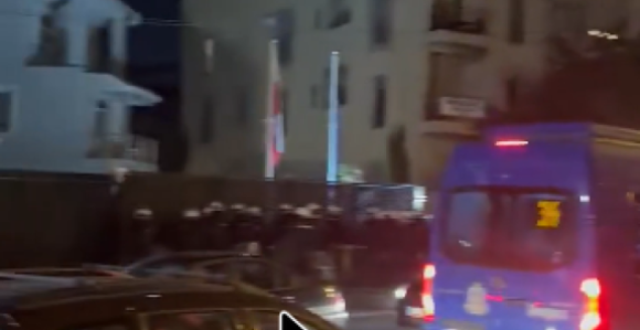 Grupa građana ispred TV Pink-a, kordon policije štiti zgradu