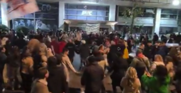 Grupa građana ispred RTS-a, okupljanje za sada mirno (VIDEO)