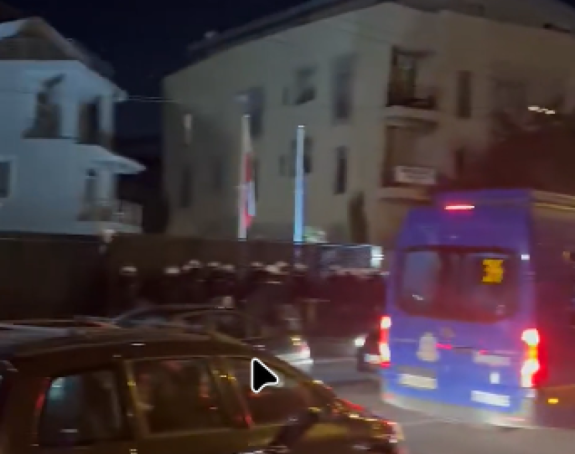Група грађана испред ТВ Пинк-а, кордон полиције штити зграду