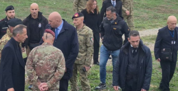 Министар одбране Италије посјетио мјесто несреће