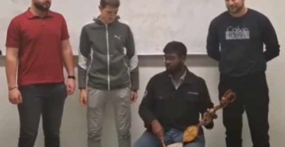 Student iz Indije oduševio sviranjem gusala (VIDEO)
