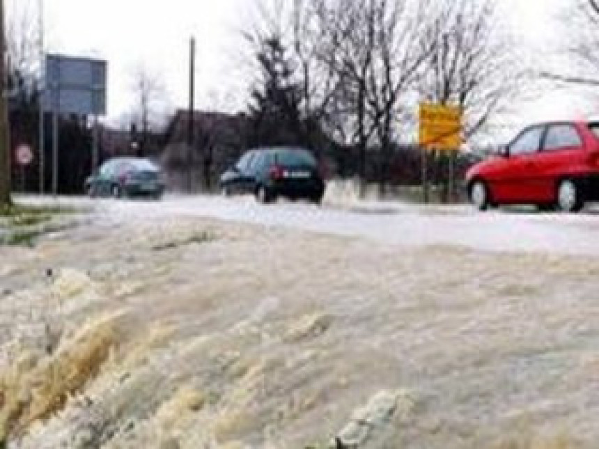 Prijete voda i klizišta