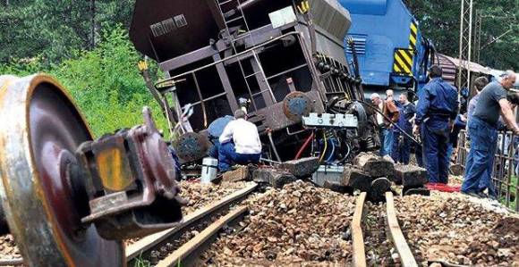 Vagon pao pored kuće u kojoj je bilo 12 ljudi!