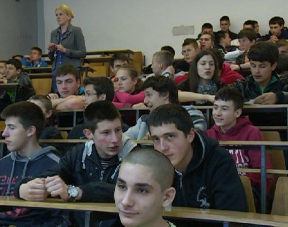 Policija održala predavanje srednjoškolcima o drogama (VIDEO)