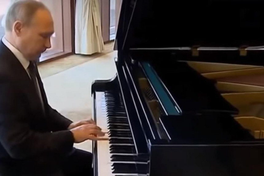 Putin na klaviru svira "Bože pravde"! (VIDEO)
