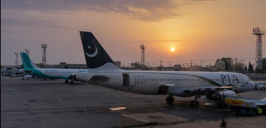 Пакистански путнички авион са 90 путника се срушио