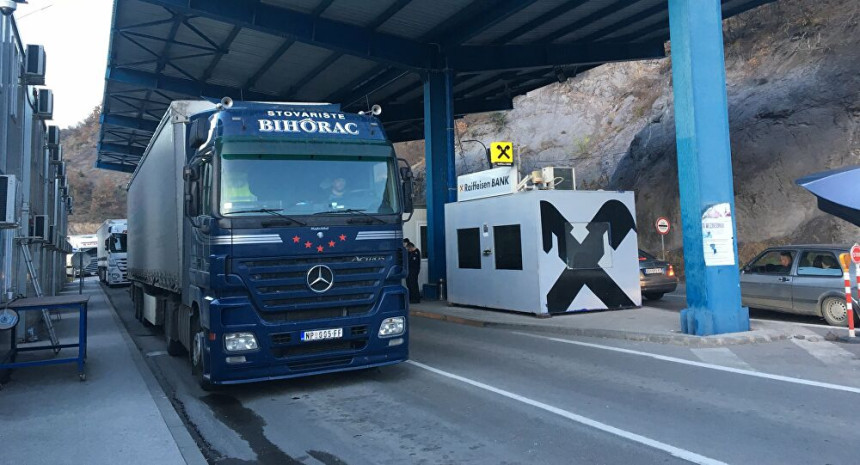 Камиони из Србије заустављени на прелазу Јариње
