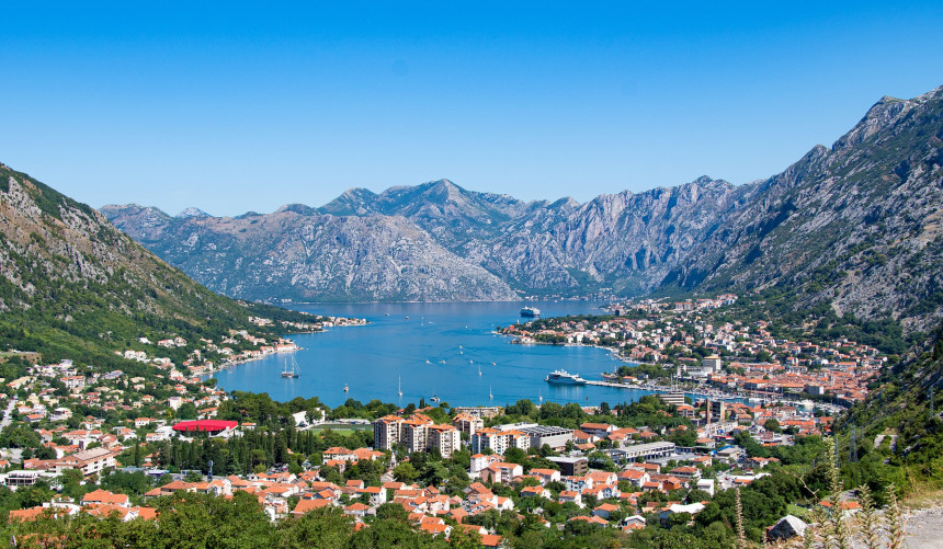 Turisti počeli da stižu odmah poslije ponoći u Crnu Goru