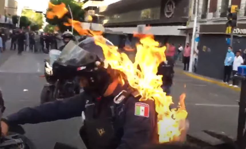Protesti zbog ubistva Flojda: Zapalili policajca