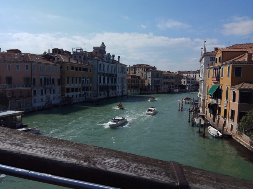 Венеција: Купали се у каналу, кажњени и избачени