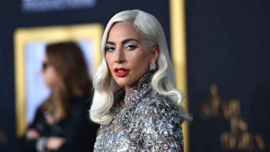 Трудна Лејди Гага - певачица покушала дуксом да сакрије стомак!(ФОТО)