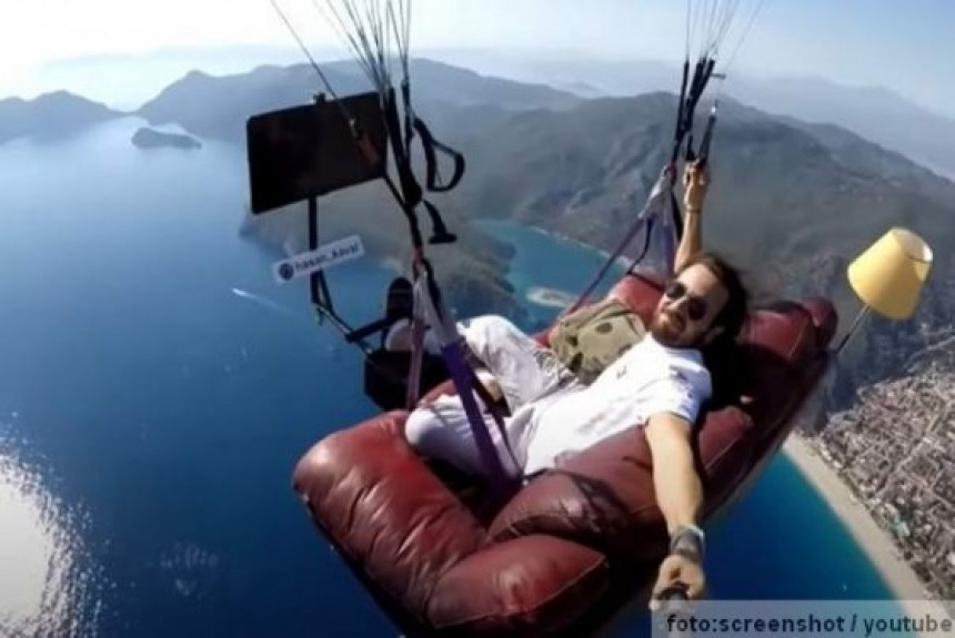 Neobičan paraglajding: Leteo sa kaučom i TV-om iznad mora! (VIDEO)