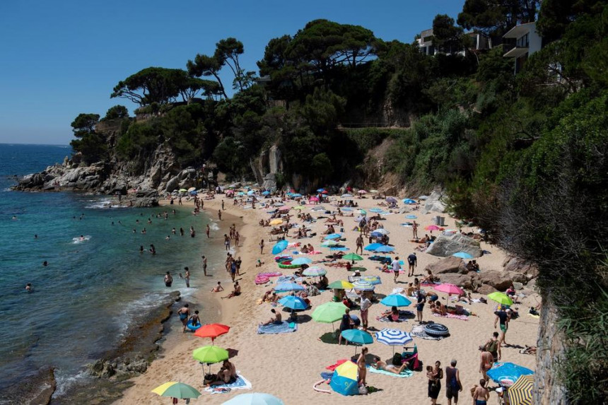 Претрпане плаже у Шпанији, власти их затварају