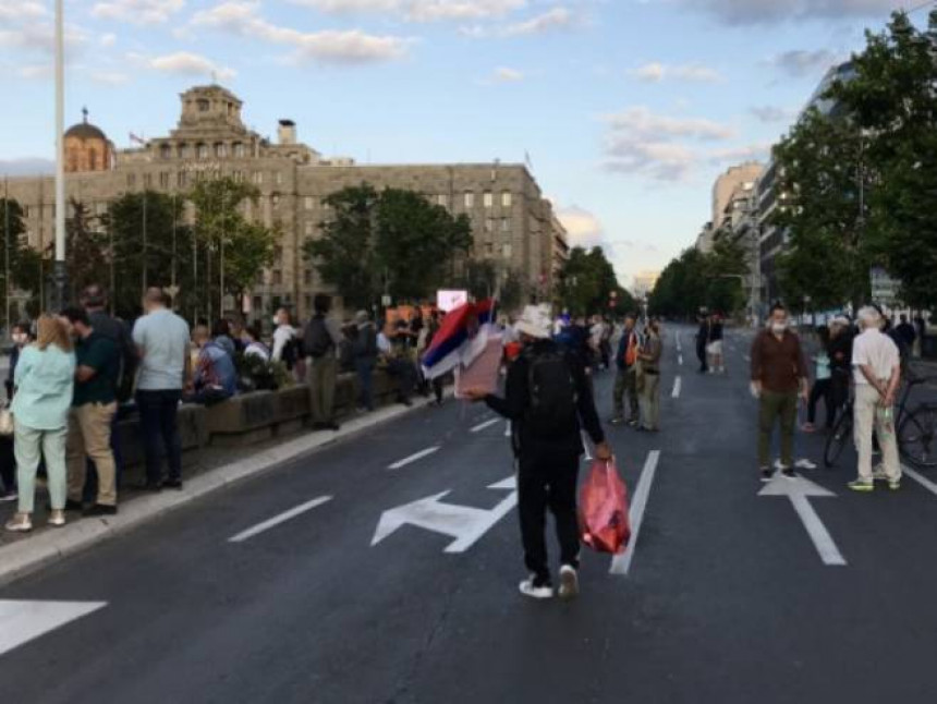 Мирни протести у више градова Србије