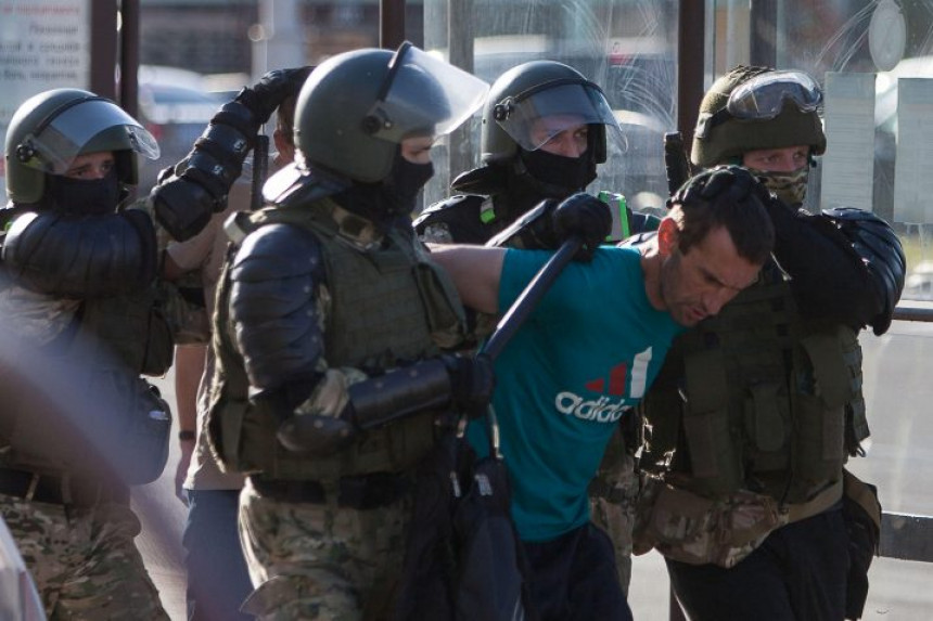 Протести у Минску: Полиција пуцала на грађане
