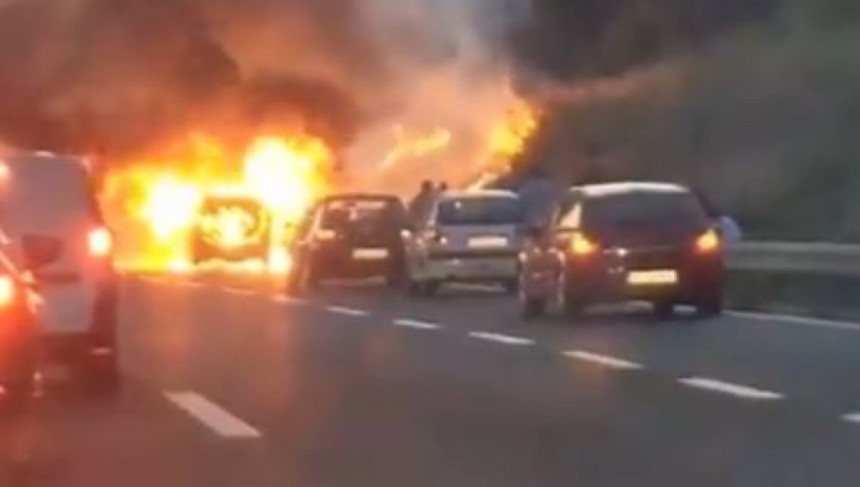 Београд: Аутомобил у пламену на ауто-путу