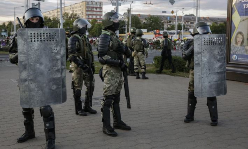 На протестима у Минску полицајци спустили штитове