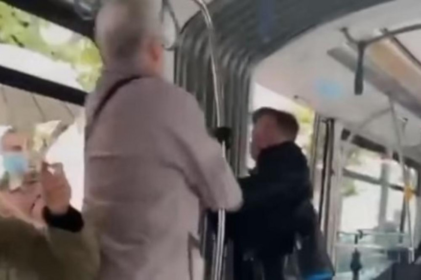 Kumpić iz Smogovaca se potukao u tramvaju zbog maske! (VIDEO)