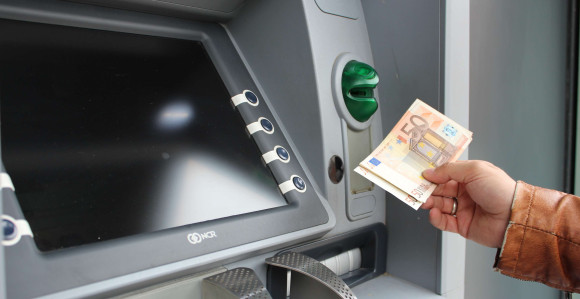 Predao policiji novac koji je bankomat sam izbacio!