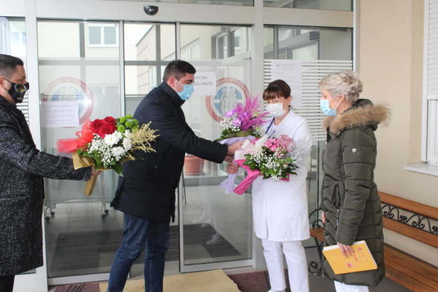 Градоначелник Бијељине даривао новорођене бебе