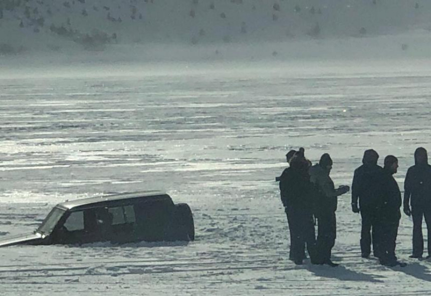 Возао се по залеђеном језеру и пропао кроз лед