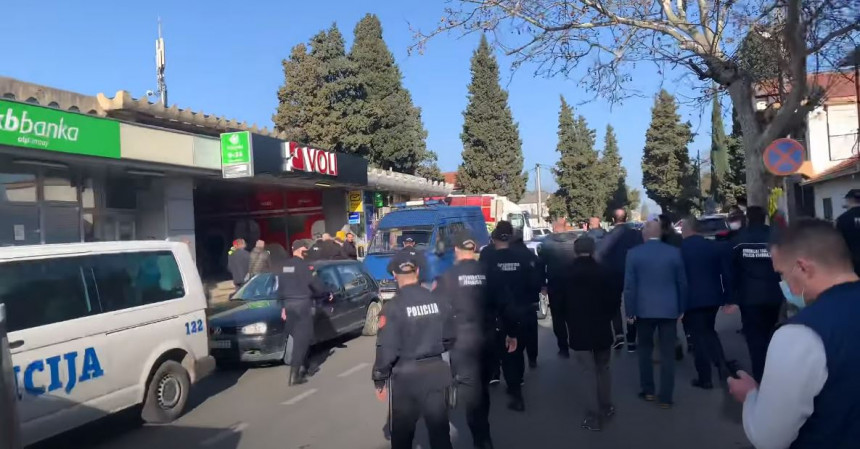 Хаос у Црној Гори: Људи на ногама, стигла полиција