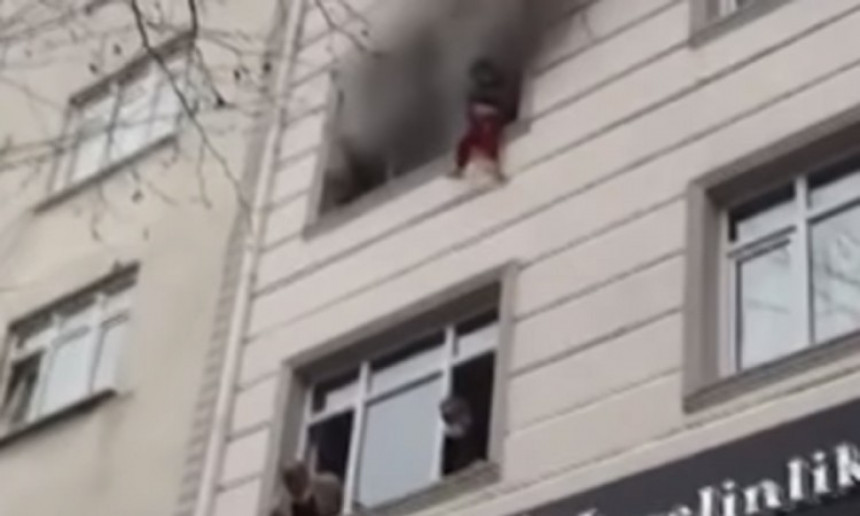 Бацила дјецу кроз прозор да их спаси од пожара (ВИДЕО)