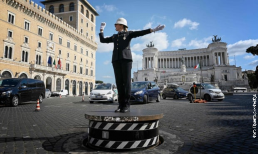 Rim: Prva žena saobraćajac „diriguje“ sa čuvenog podijuma! (VIDEO)