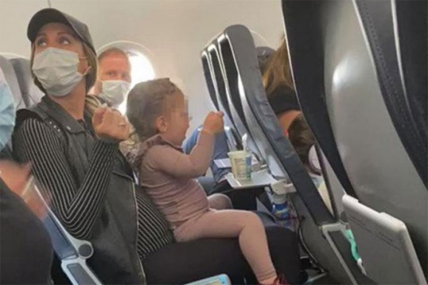 Ispraznili avion jer djevojčica nije stavila masku