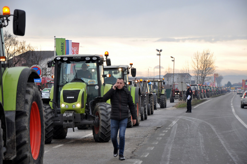 Пољопривредници из Српске и ФБиХ блокирају границе