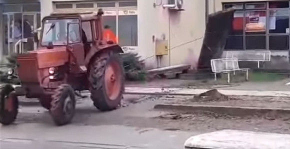 Трактором срушили споменик: "Ево вам, четници"