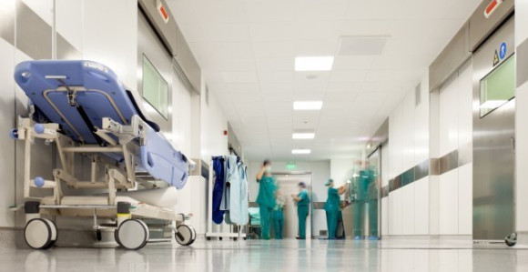 Od virusa korona preminuo teoretičar zavjere