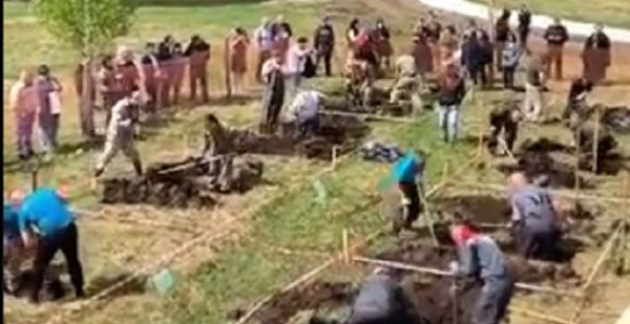 U Rusiji održano takmičenje u brzom iskopavanju grobova! (VIDEO)