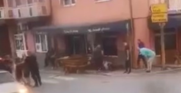 Возилом покосио пјешаке на тераси код Брчког (ВИДЕО)