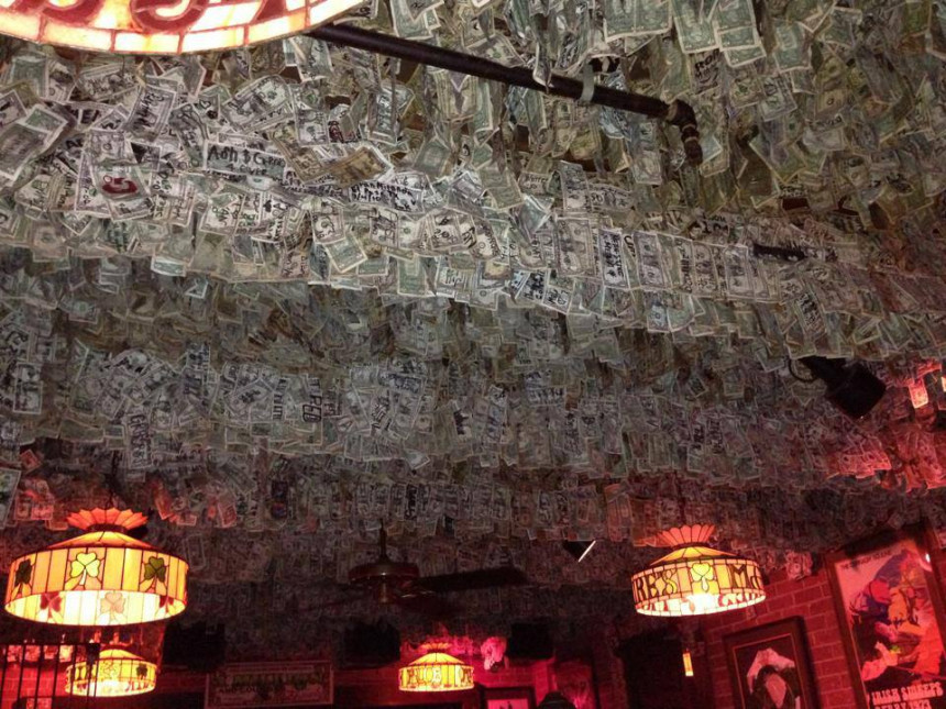 Ovo je pab na Floridi, sa čijeg plafona visi 2 miliona pravih dolara!