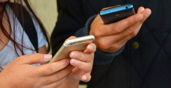 Isključiće im mobilne telefone ako se ne vakcinišu!