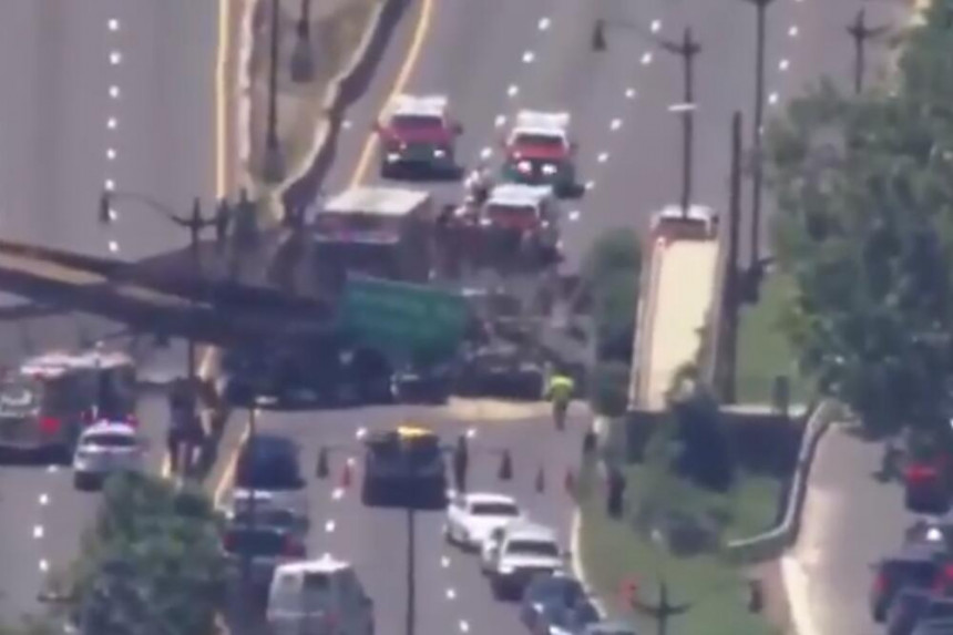 Срушио се пјешачки мост, камион остао заглављен