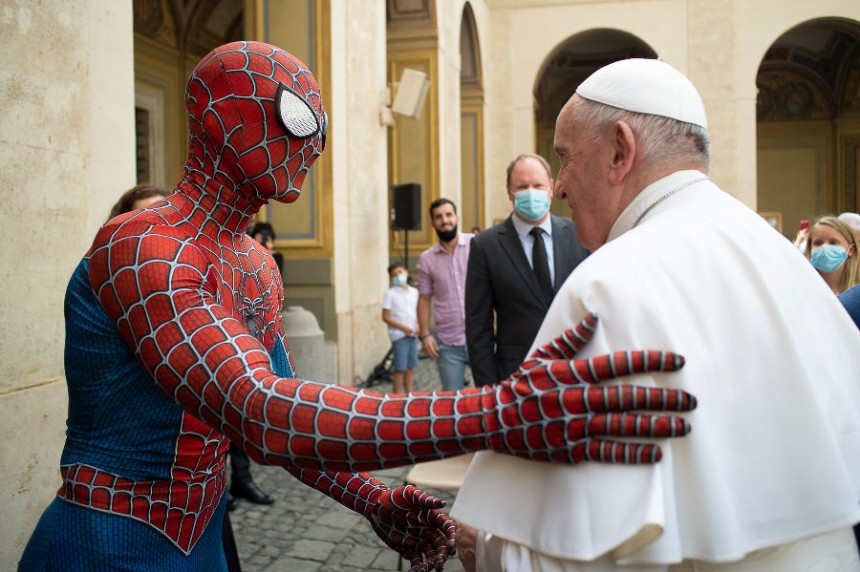 Необичан гост у костиму Спајдермена - код папе!