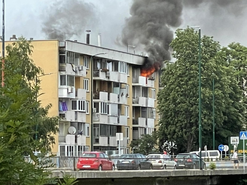 Jezive slike: Požar guta stan na vrhu zgrade