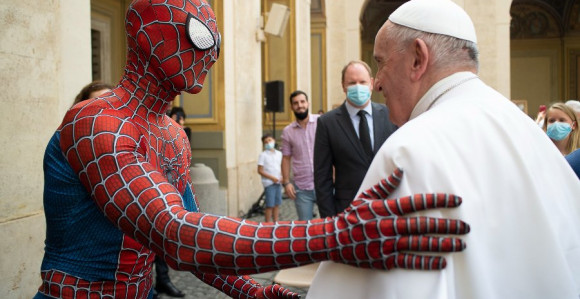 Neobičan gost u kostimu Spajdermena - kod pape!