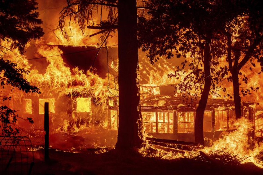 Највећи пожар у Калифорнији "гута" домове, иде ка западу