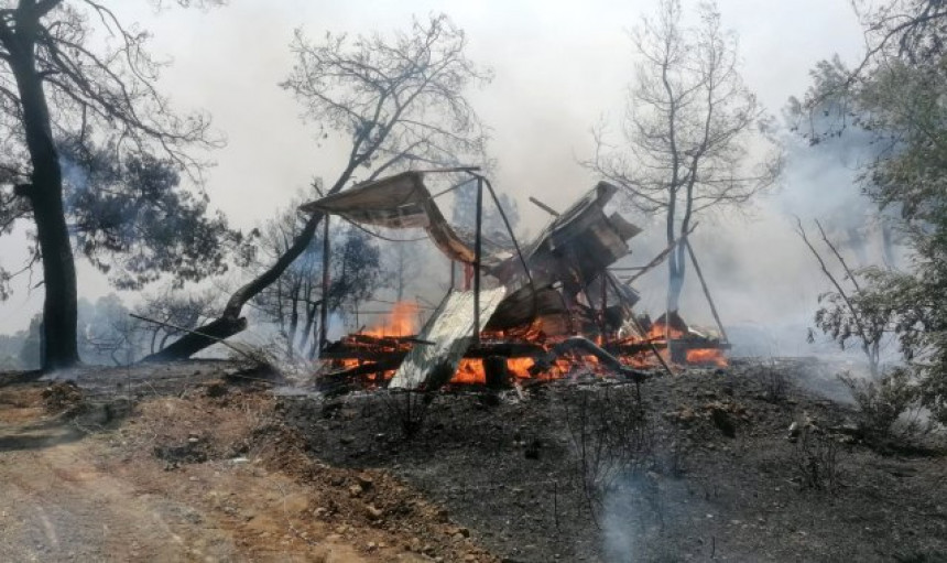 Пожар у Турској: Троје мртвих, уништене куће...