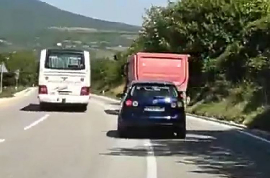 Аутобус снимљен како претиче камион преко пуне линије