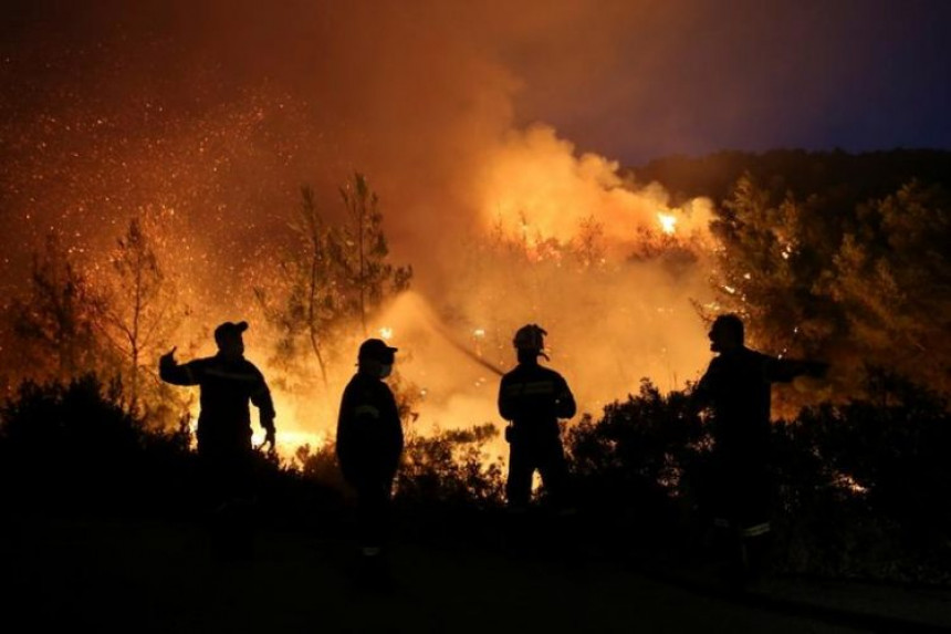 Ватрогасци с копна и из ваздуха гасе пожаре на Родосу