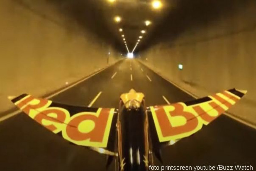 Proleteo avionom kroz dva tunela! (VIDEO)