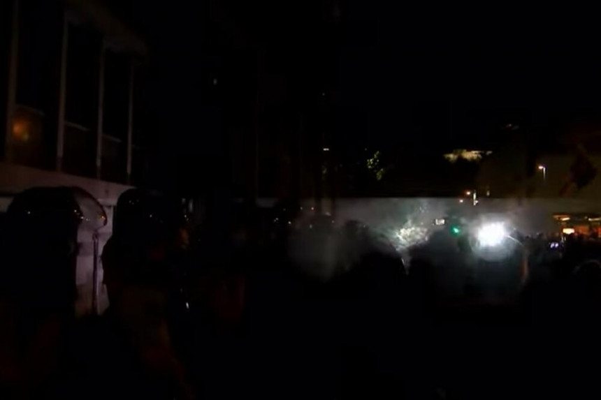 Полиција воденим топовима растјерала демонстранте