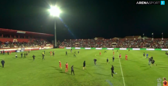 Navijači prekinuli utakmicu Veleža i Borca (VIDEO)